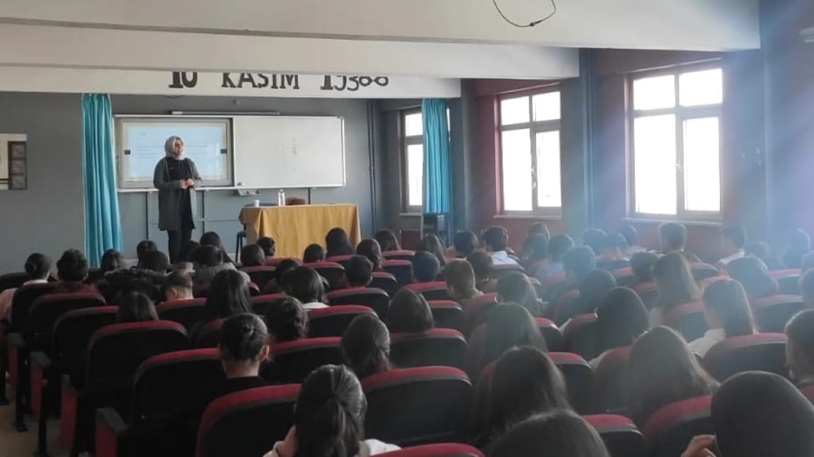 Nilüfer Göle Sosyal Bilimler Lisesi'nde Farkındalık Yaratıcı Seminerler Düzenlendi